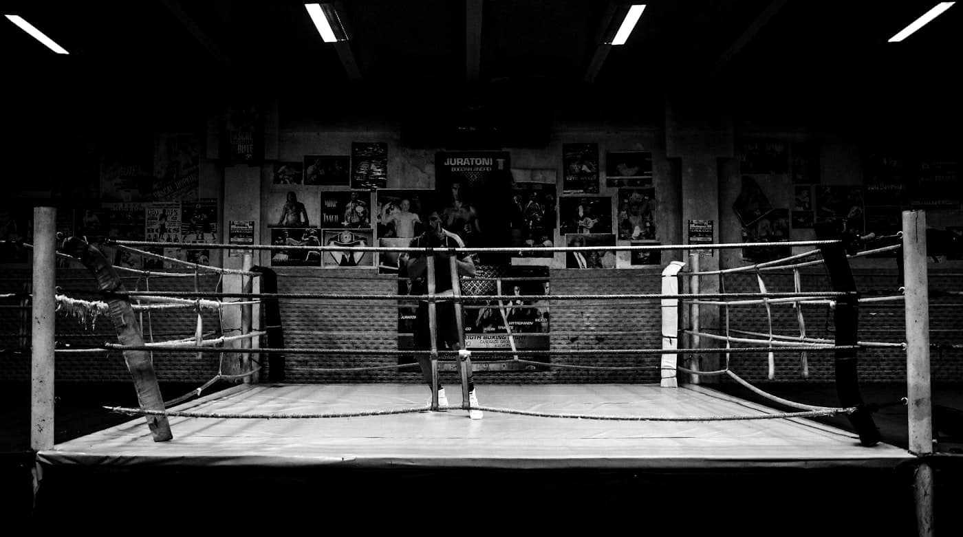 Ring de boxe vide sous les néons