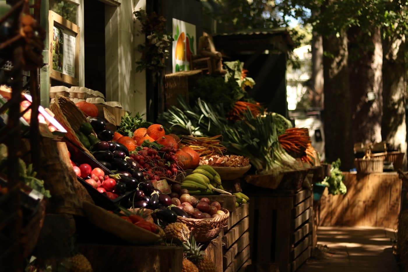L'étal du matin : cagettes de fruits et légumes en devanture