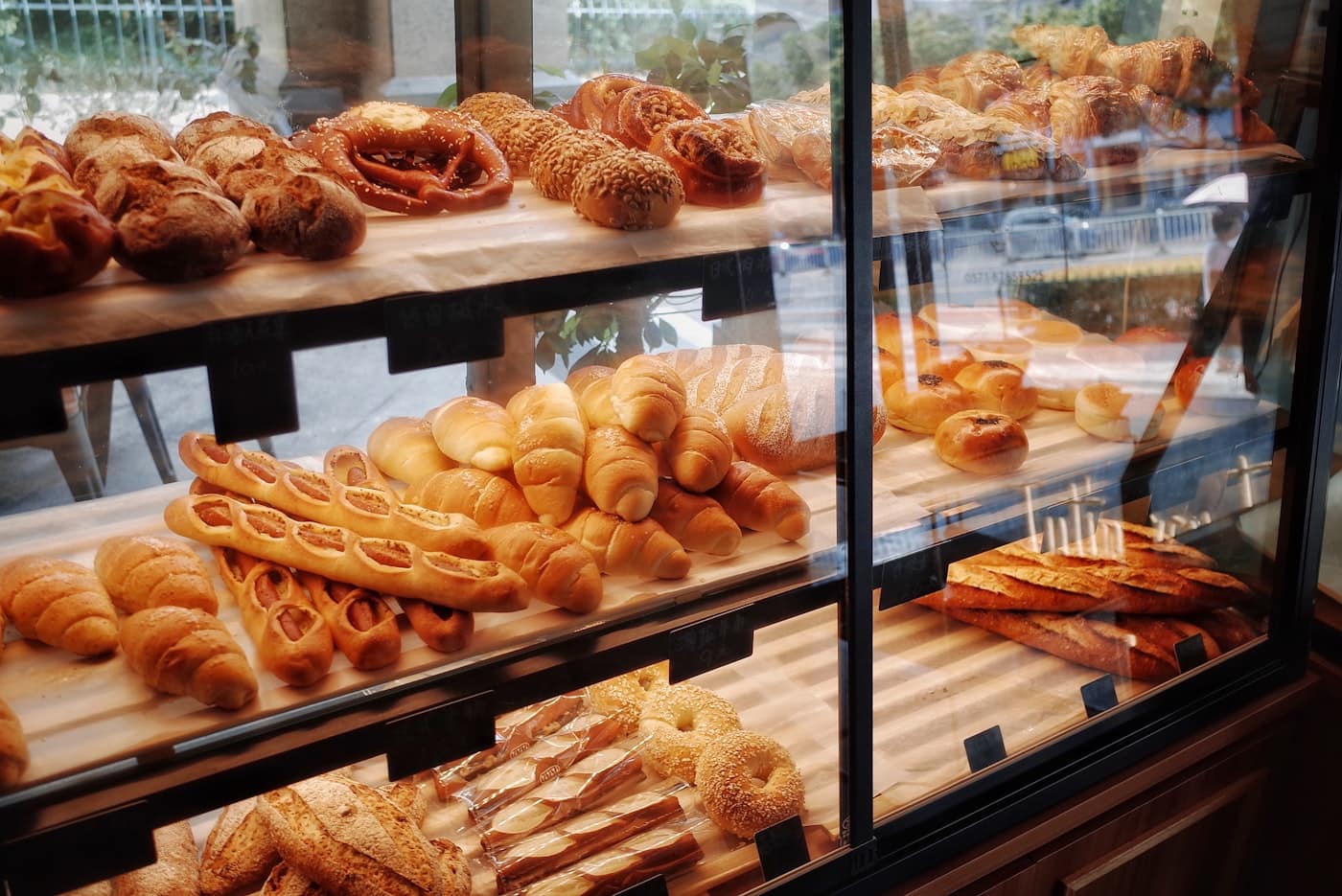 Pains et viennoiseries alignés dans la vitrine