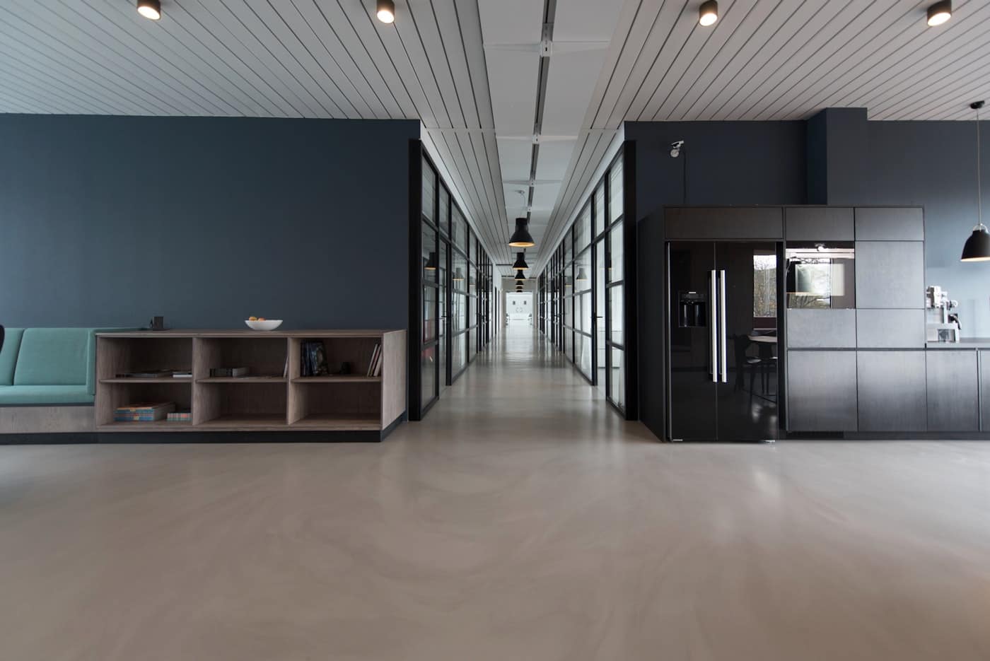 Plateau de bureaux, verrières et béton lissé