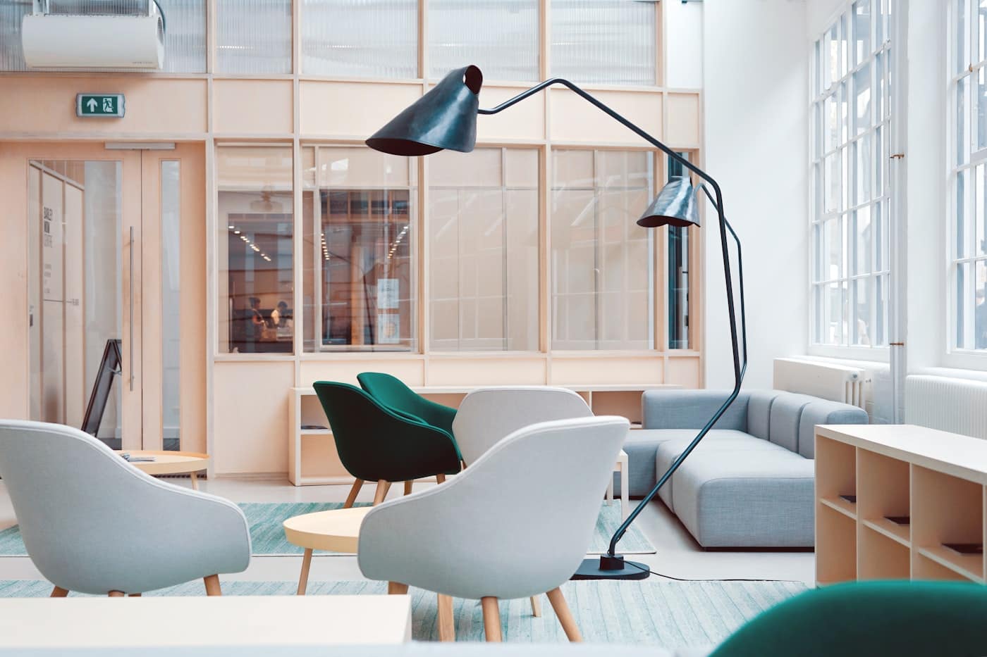 Espace de réunion clair, fauteuils et verrière