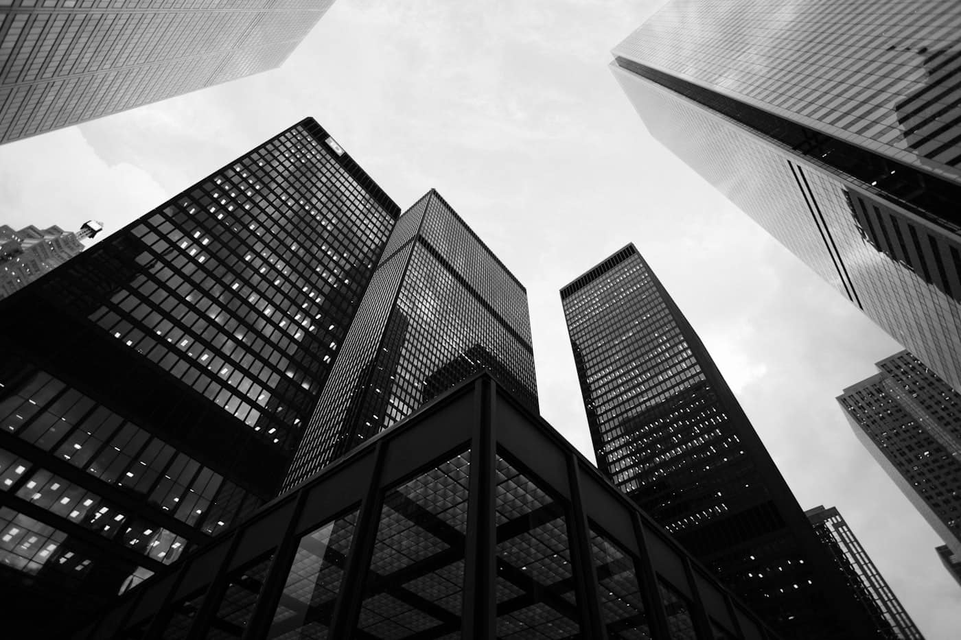 Édifices vus depuis la rue, en contre-plongée