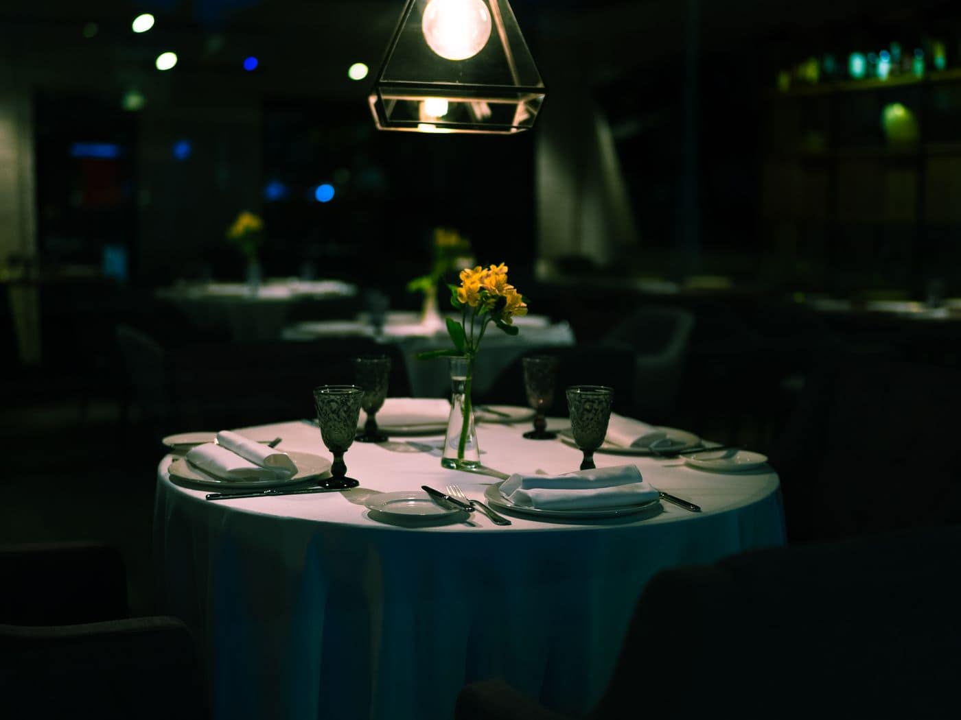 Table ronde et bouquet