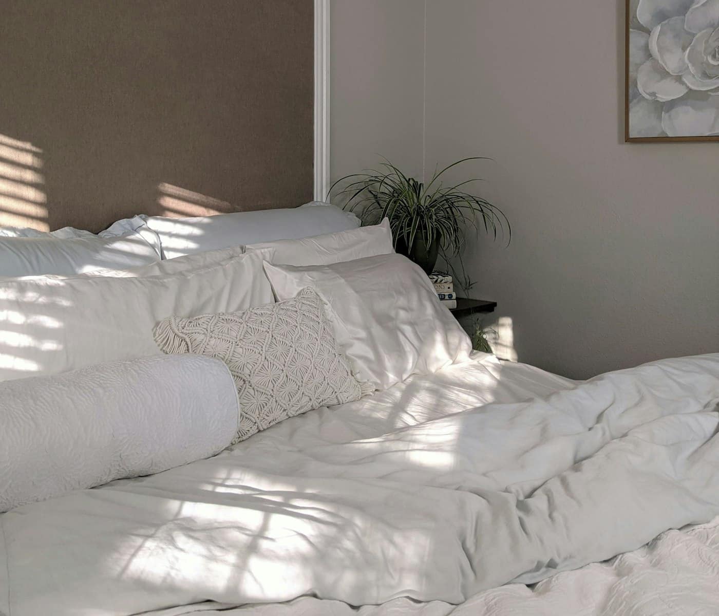Linge de lin blanc et plante verte dans le soleil du matin