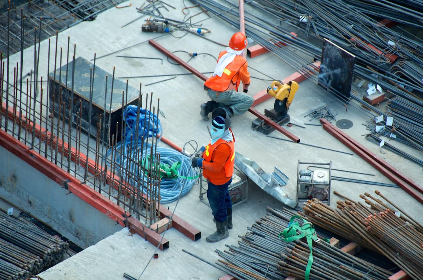 Chantier en cours, artisans en tenue de sécurité